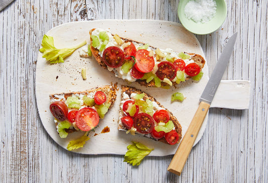 Toast mit Sellerie und Tomaten
