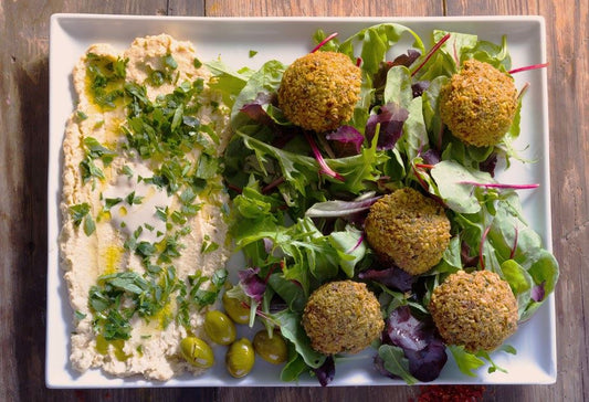 Falafel-Salat mit Hummus