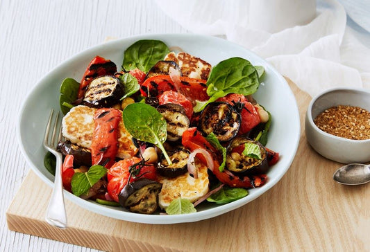 Gegrillter Gemüsesalat mit Halloumi und Kichererbsen